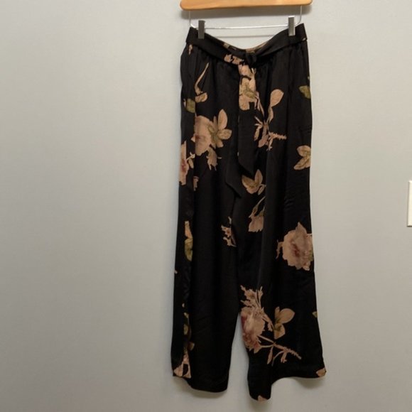 ❗️SOLD❗️Aritzia Wilfred Black Floral Satin Ankle Faun Pants Size M - Picture 6 of 10